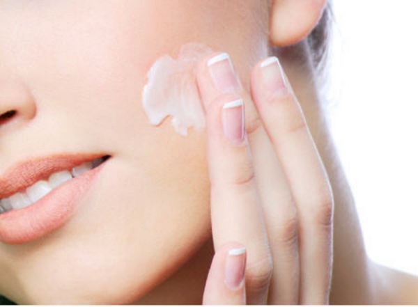 Sử dụng kem dưỡng ẩm để chăm sóc da