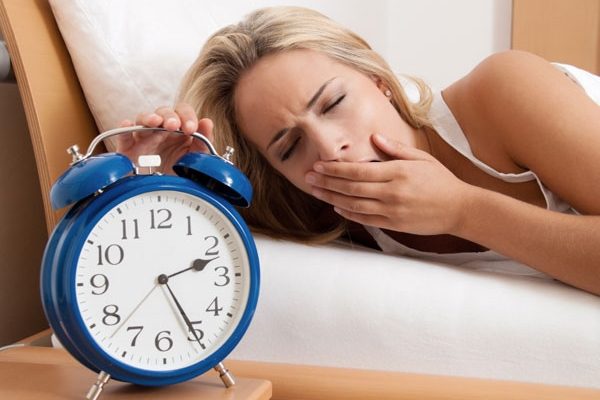 Thiếu ngủ, mất ngủ hay ngủ không đủ giấc khiến chị em dễ bị suy giảm nội tiết tố